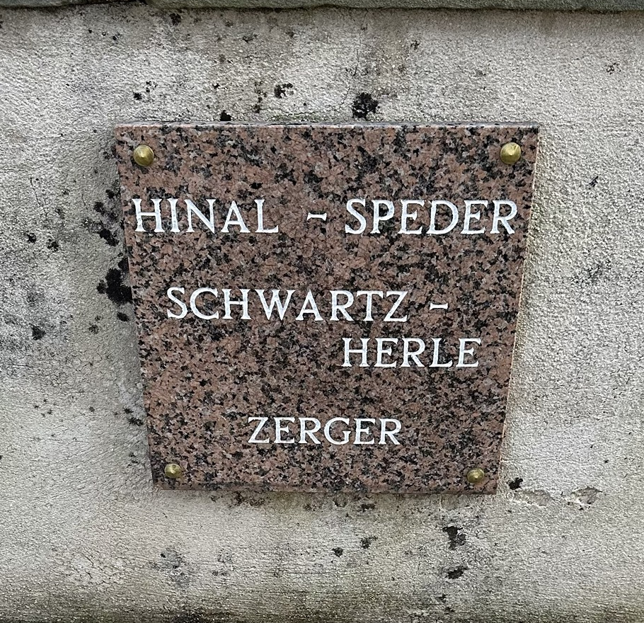 Plaque sur l’église de Freybouse comportant les noms Hinal, Speder, Schwartz, Herle et Zerger
